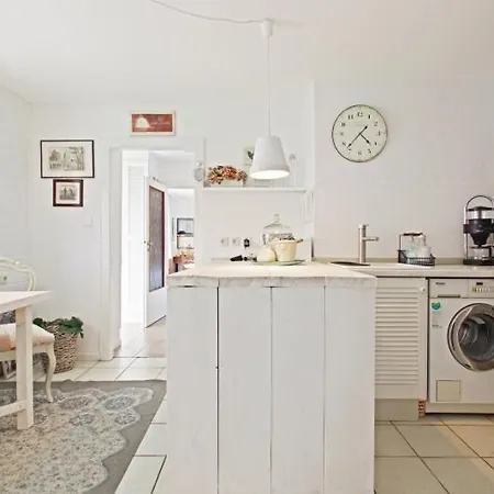 Private Apartment *
